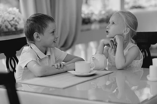 Children 5-8 years old tea in a cafe — Stock Photo, Image