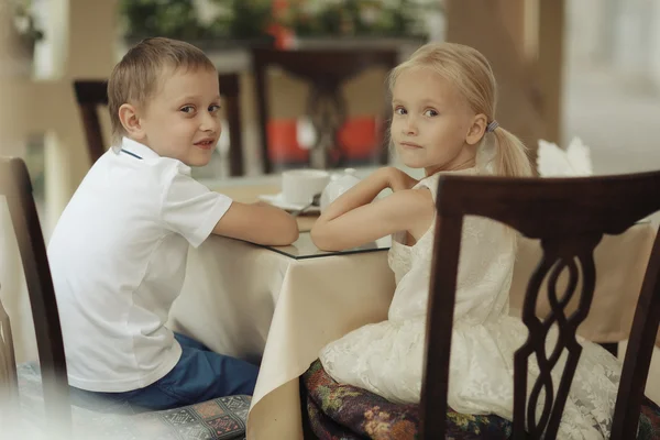 Niño y niña un postre en la cafetería Amor —  Fotos de Stock