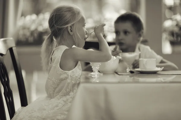 Niños de 5-8 años de edad té en un café —  Fotos de Stock