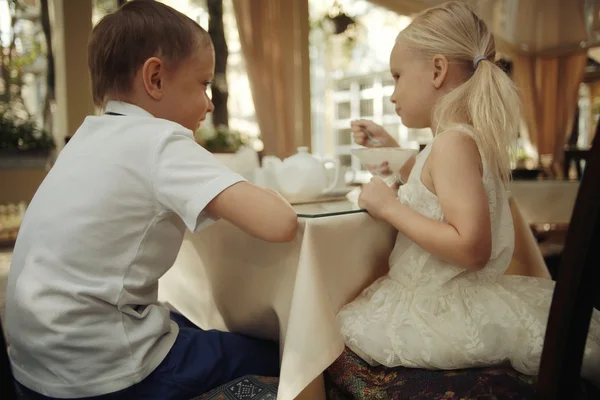 Children 5-8 years old tea in a cafe — Stock Photo, Image