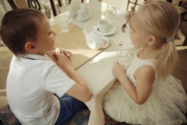 Boy and girl a dessert in cafe Love — Stock Photo, Image