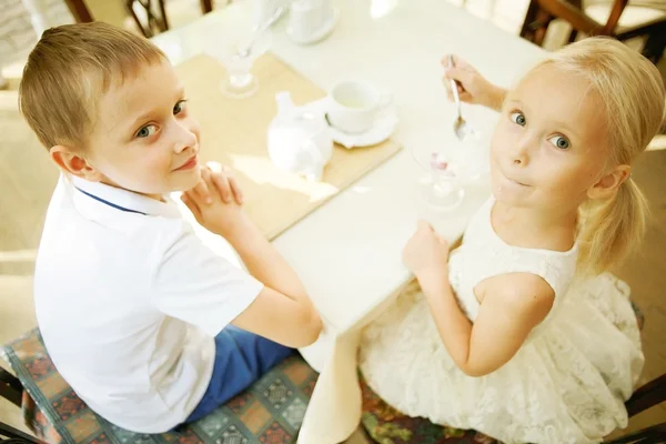 Menino e menina uma sobremesa no café Amor — Fotografia de Stock