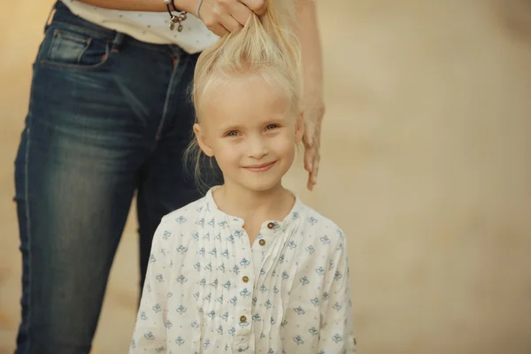 Meisje is met haar moeder in de herfst veld — Stockfoto