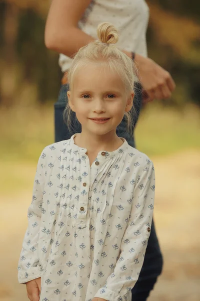 Girl is with her mother in the autumn field — Stock Photo, Image