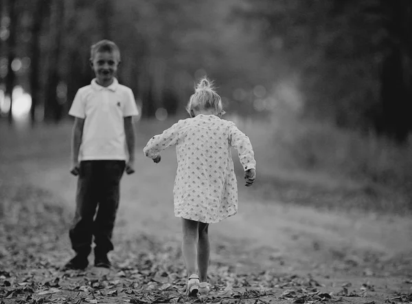 Hermano y hermana Camino de otoño — Foto de Stock