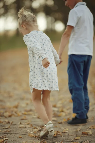 Ragazzo giocare con un ragazza — Foto Stock