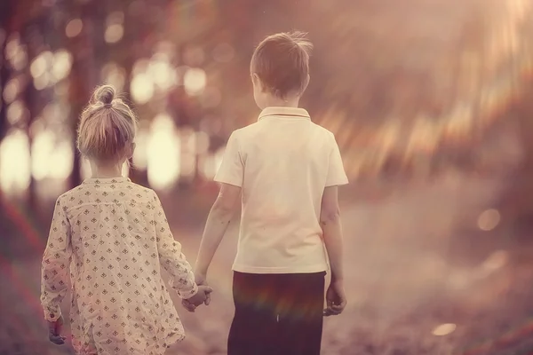 Chlapec s dívkou jít ruku — Stock fotografie