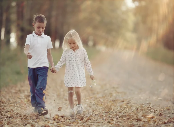 Junge und Mädchen gehen Hand in Hand — Stockfoto