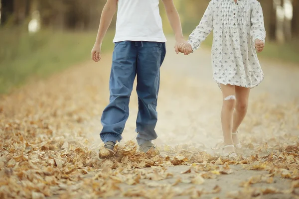 Мальчик с девочкой идут за руку — стоковое фото