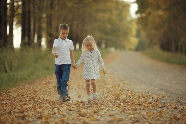 Мальчик с девочкой идут за руку — стоковое фото