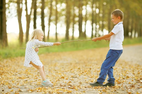 Мальчик играет с девочкой — стоковое фото