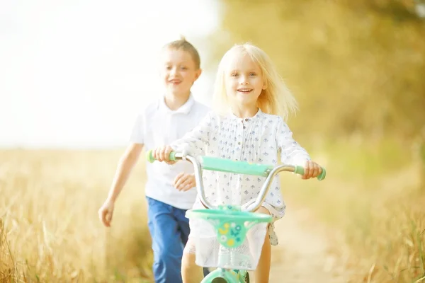 Historia de amor niños niño y niña amor —  Fotos de Stock