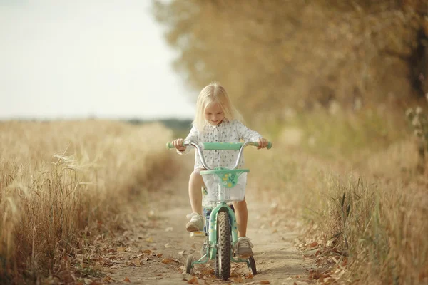 Ritratto di una bambina allegra fuori — Foto Stock