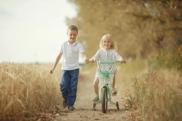 Irmão e irmã bicicleta de estrada Outono — Fotografia de Stock