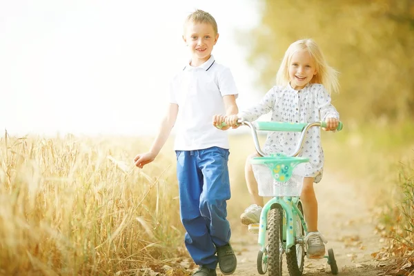 Bruder Schwester Natur Herbst — Stockfoto