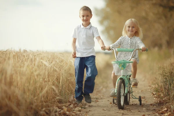 Bruder und Schwester Herbststraße — Stockfoto