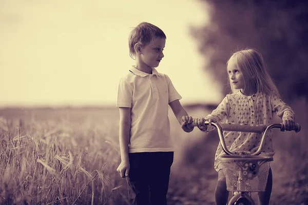 Boy with a girl go hand — Stock Photo, Image