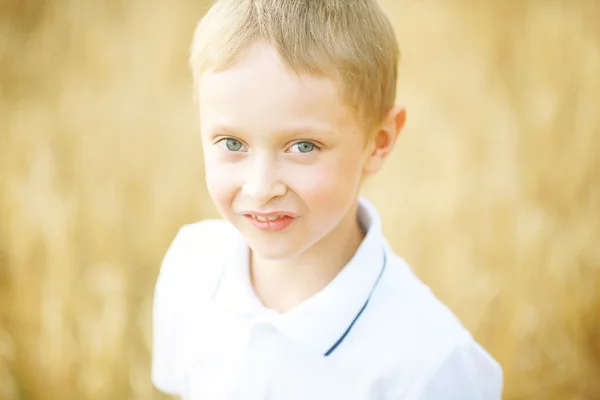 Porträt eines Jungen im Freien — Stockfoto