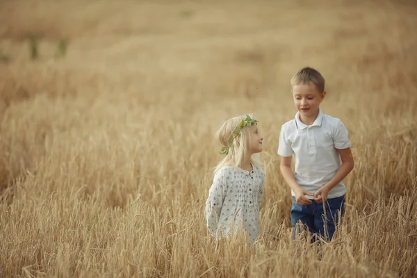 Menino com uma menina ir mão — Fotografia de Stock