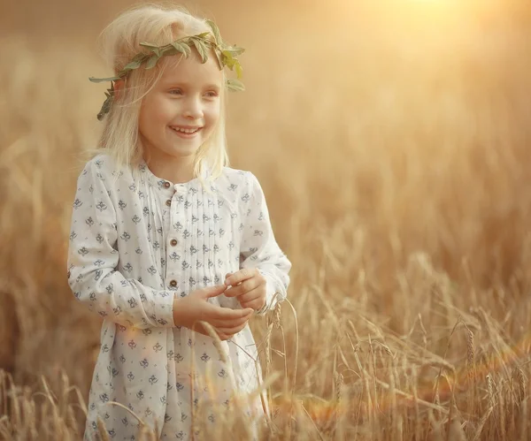 Blond liten flicka i fältet — Stockfoto