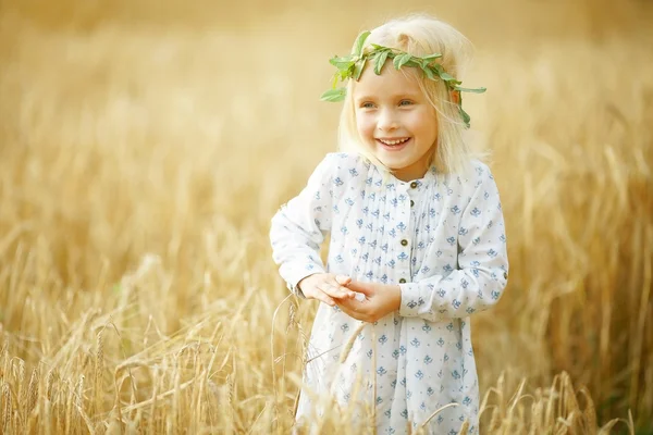 Glad liten flicka på natur — Stockfoto