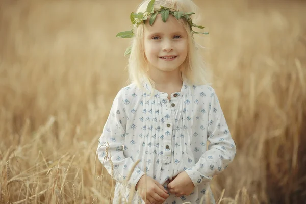 Fröhliches kleines Mädchen in der Natur — Stockfoto
