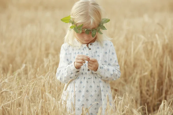 Blond liten flicka i fältet — Stockfoto