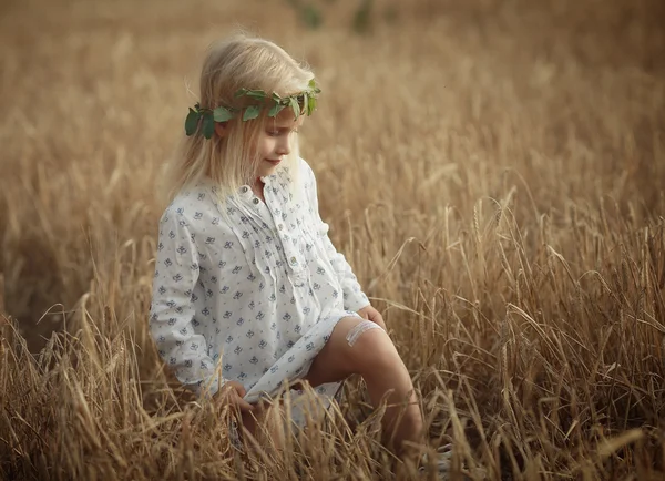 Blond liten flicka — Stockfoto