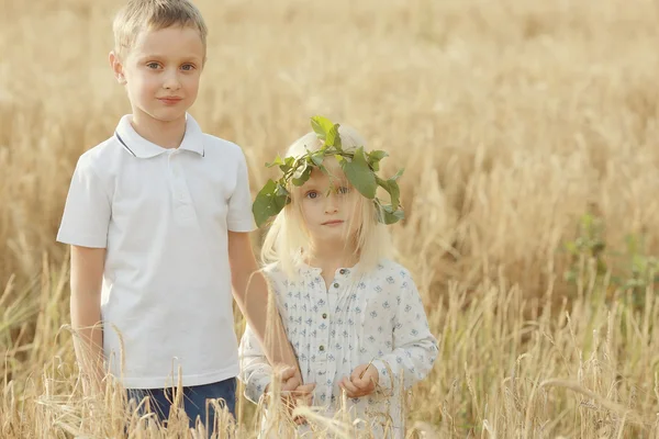 Любовна історія діти хлопчик і дівчинка люблять — стокове фото