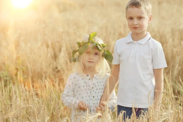 Menino com uma menina ir mão — Fotografia de Stock