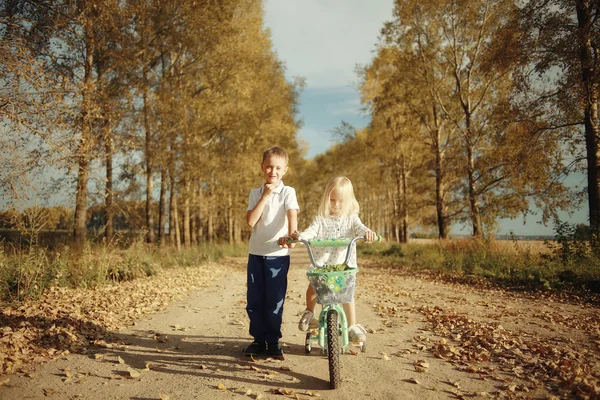 Брат и сестра Осенний велосипед — стоковое фото
