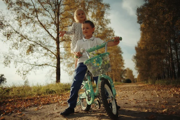 弟弟和妹妹秋天公路自行车 — 图库照片