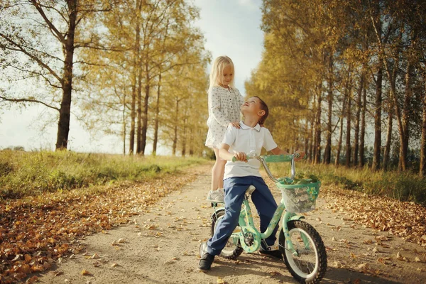 Ragazzo giocare con un ragazza — Foto Stock