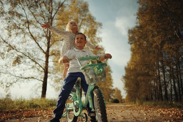 Hermano y hermana Bicicleta de otoño — Foto de Stock