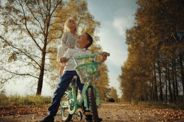 女の子と遊ぶ少年 — ストック写真