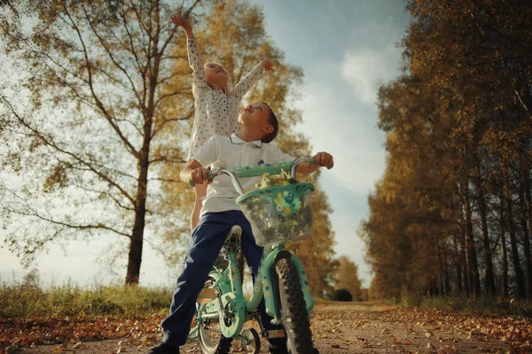 Garçon jouer avec une fille — Photo