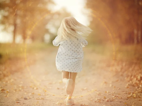 Весёлая маленькая девочка о природе мягкого светлого портрета — стоковое фото