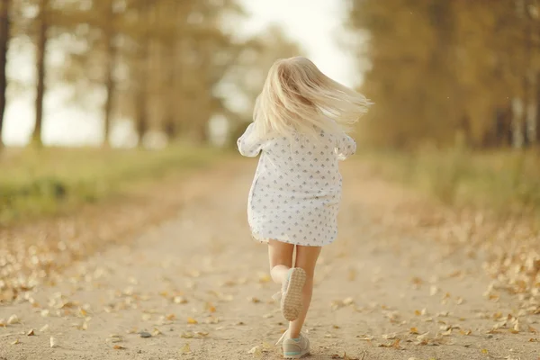 Potret seorang gadis kecil yang ceria di luar — Stok Foto