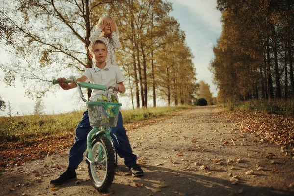 Amore storia bambini ragazzo e ragazza amore — Foto Stock