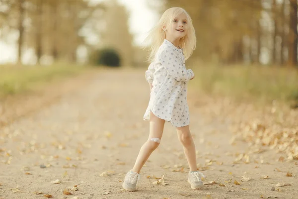 Портрет веселої маленької дівчинки надворі — стокове фото
