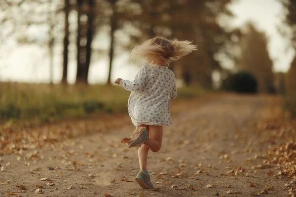 Ritratto di una bambina allegra fuori — Foto Stock