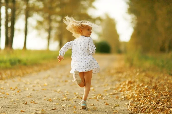 Joyeuse petite fille sur la nature de doux portrait de lumière — Photo