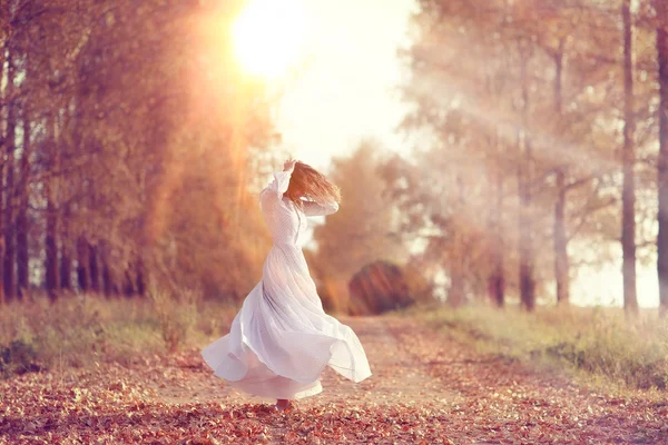 Retrato de uma menina bonita em um vestido ao pôr do sol — Fotografia de Stock