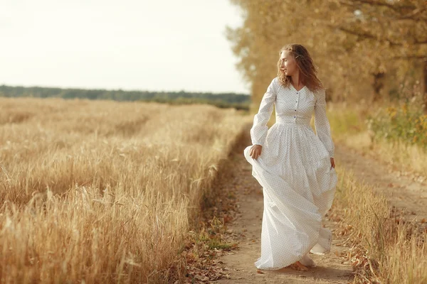 Ragazza che balla in un campo in abito bianco — Foto Stock