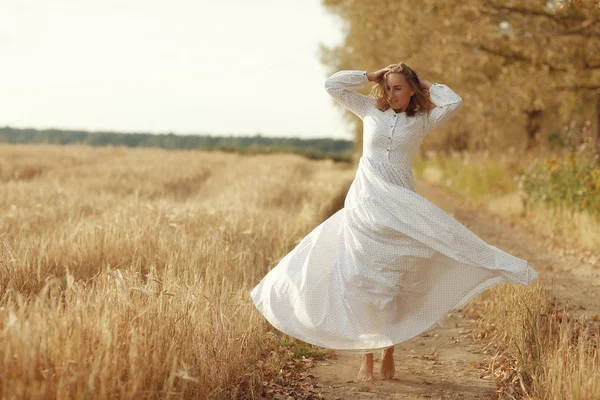 Mädchen im weißen Kleid fallen nach draußen — Stockfoto