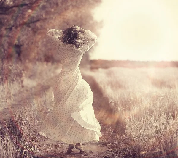 Portrait of a beautiful girl in a dress at sunset — Stock Photo, Image