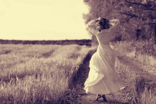 Дівчина в білій сукні падає надворі — стокове фото