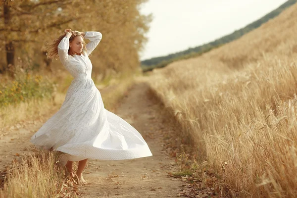 Mädchen im weißen Kleid fallen nach draußen — Stockfoto