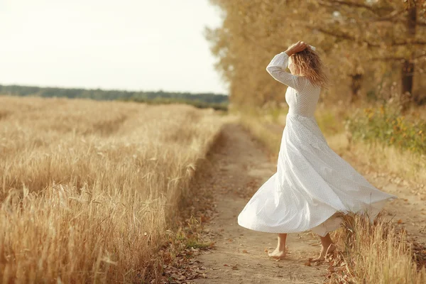 Mujer vestido blanco Camino de otoño — Foto de Stock