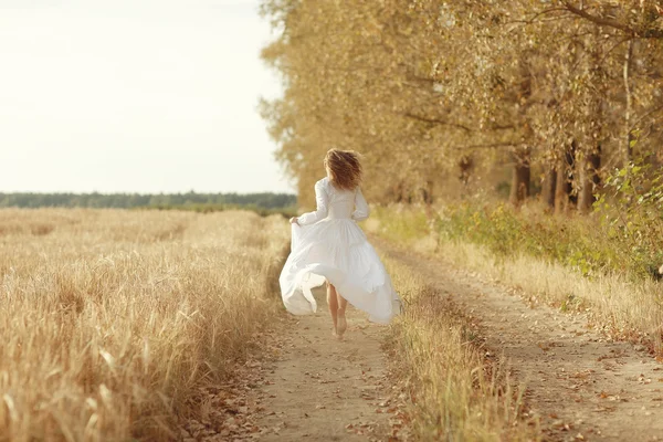 Mujer vestido blanco Camino de otoño — Foto de Stock